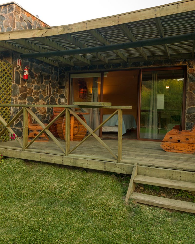 Terraza de una suite de Olmué Natura sobre los jardines del Valle de Olmué
