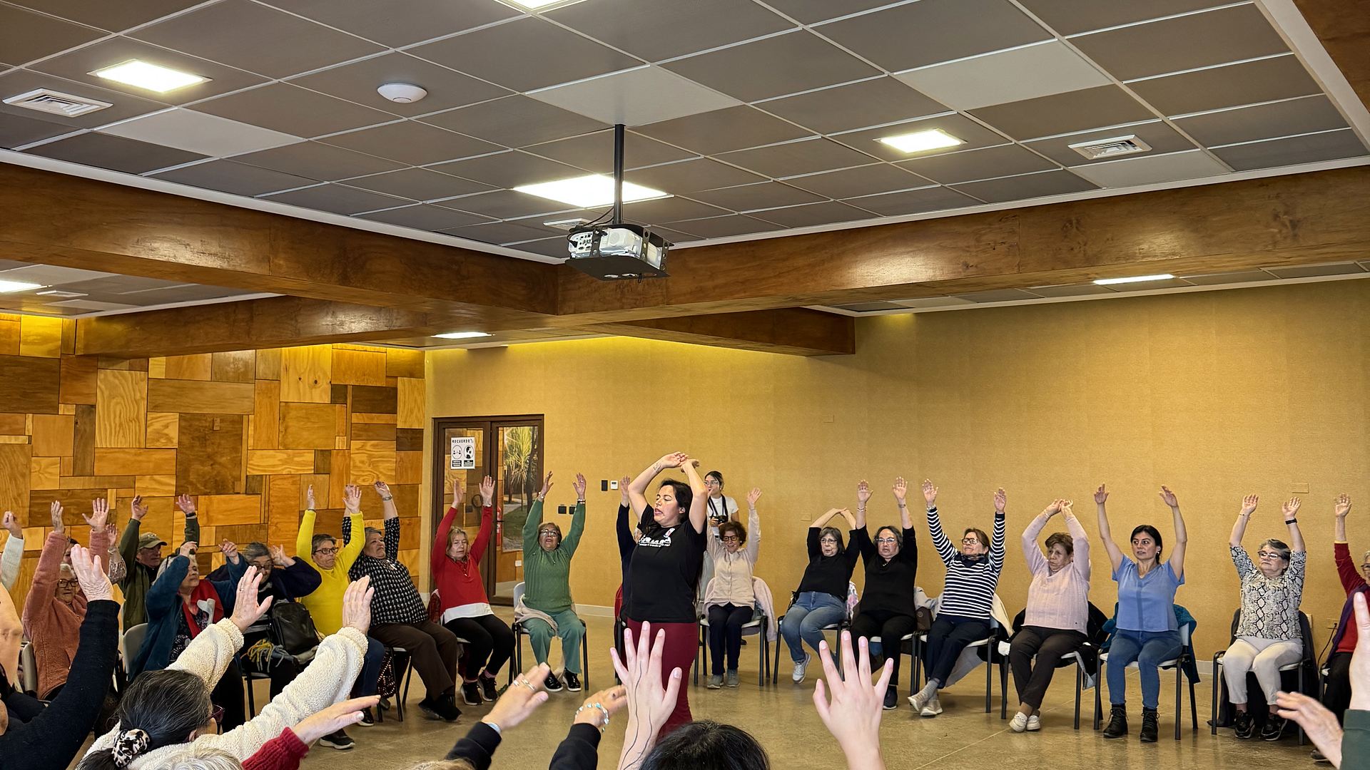 Grupo de adultos mayores en una actividad recreativa en el centro de eventos de Olmué Natura