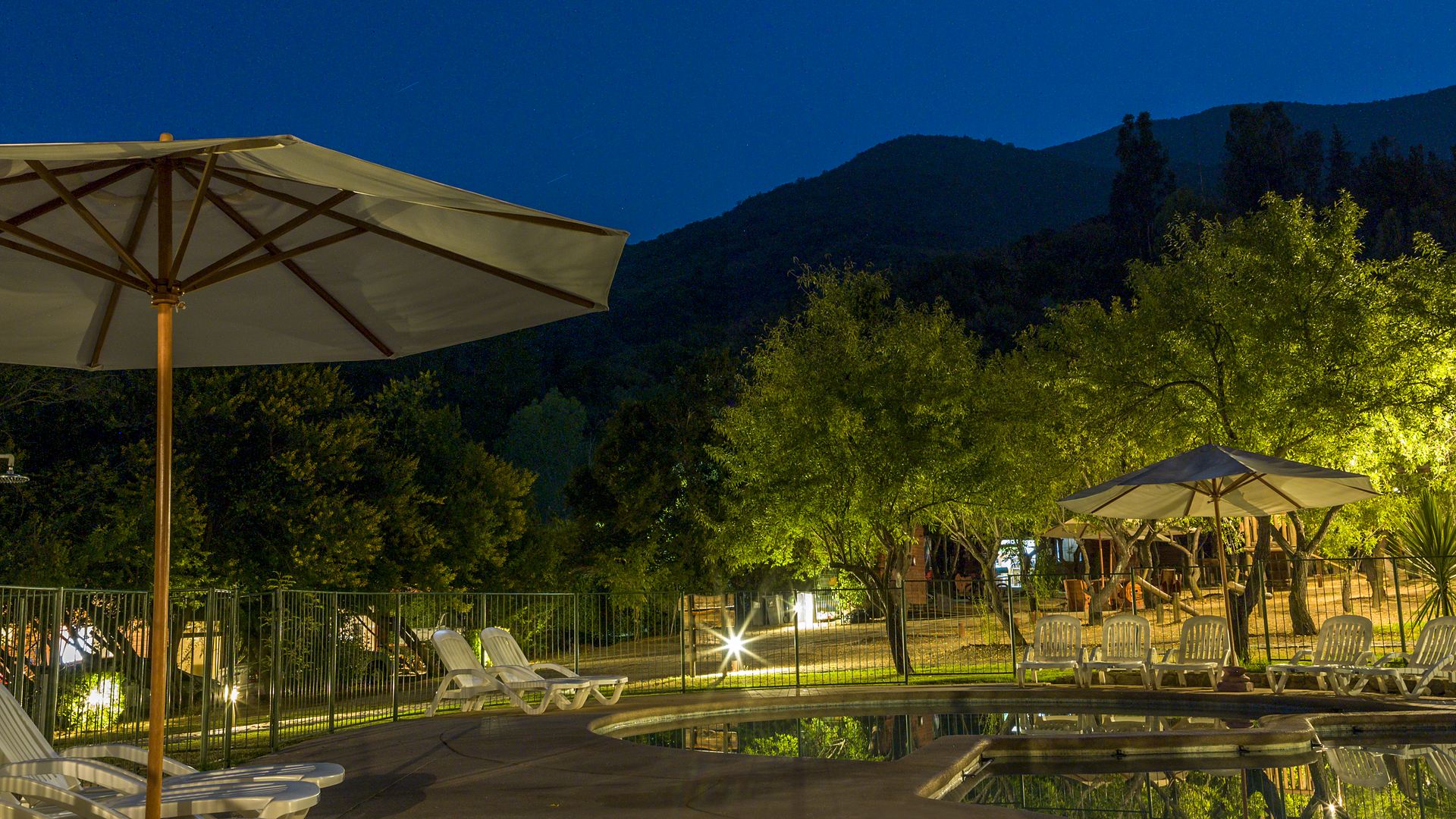 Jardines y quinchos del lodge Olmué Natura al atardecer, en el Valle de Olmué