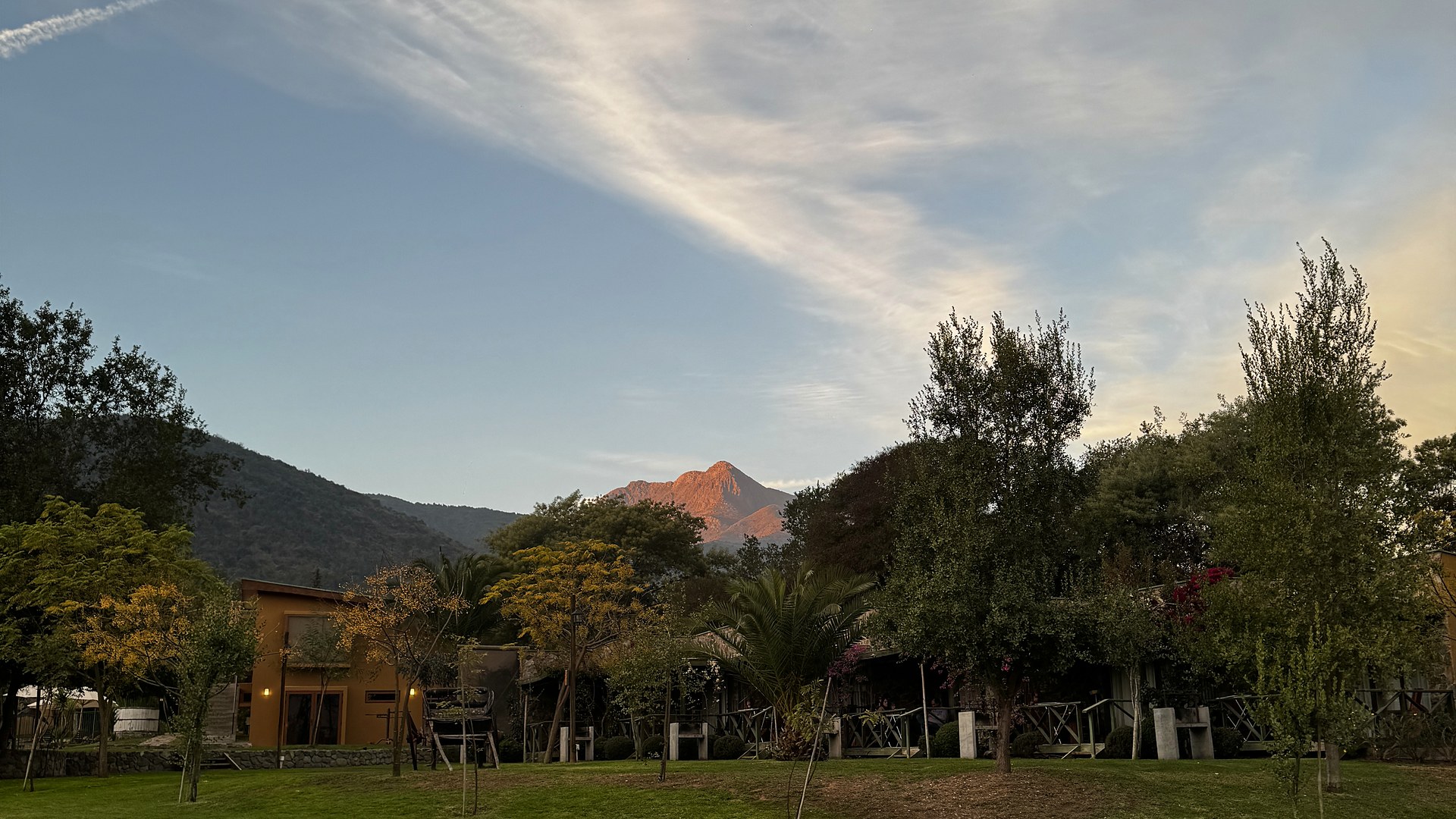 Praderas del lodge Olmué Natura con el Cerro La Campana al atardecer, Valle de Olmué