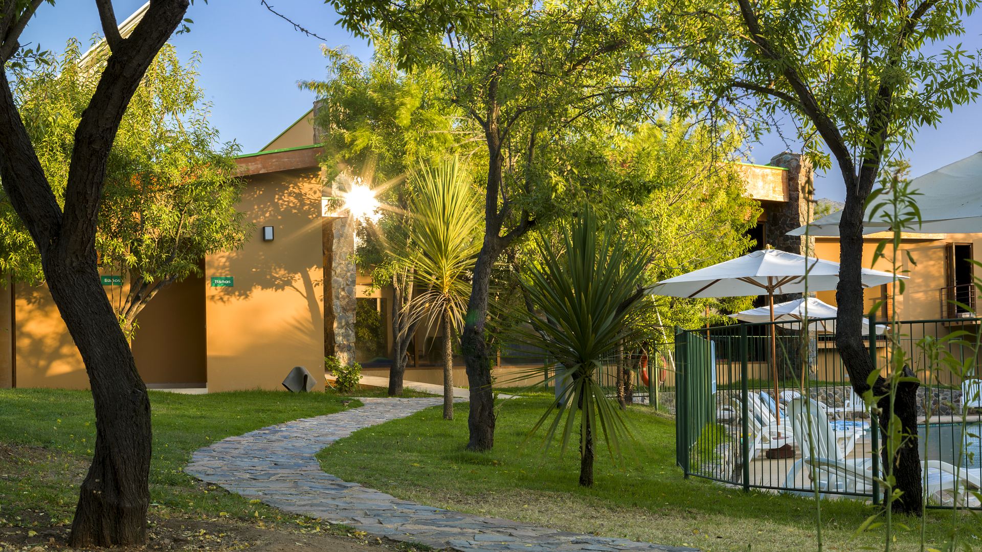 Senderos y jardines del lodge Olmué Natura al atardecer, Valle de Olmué