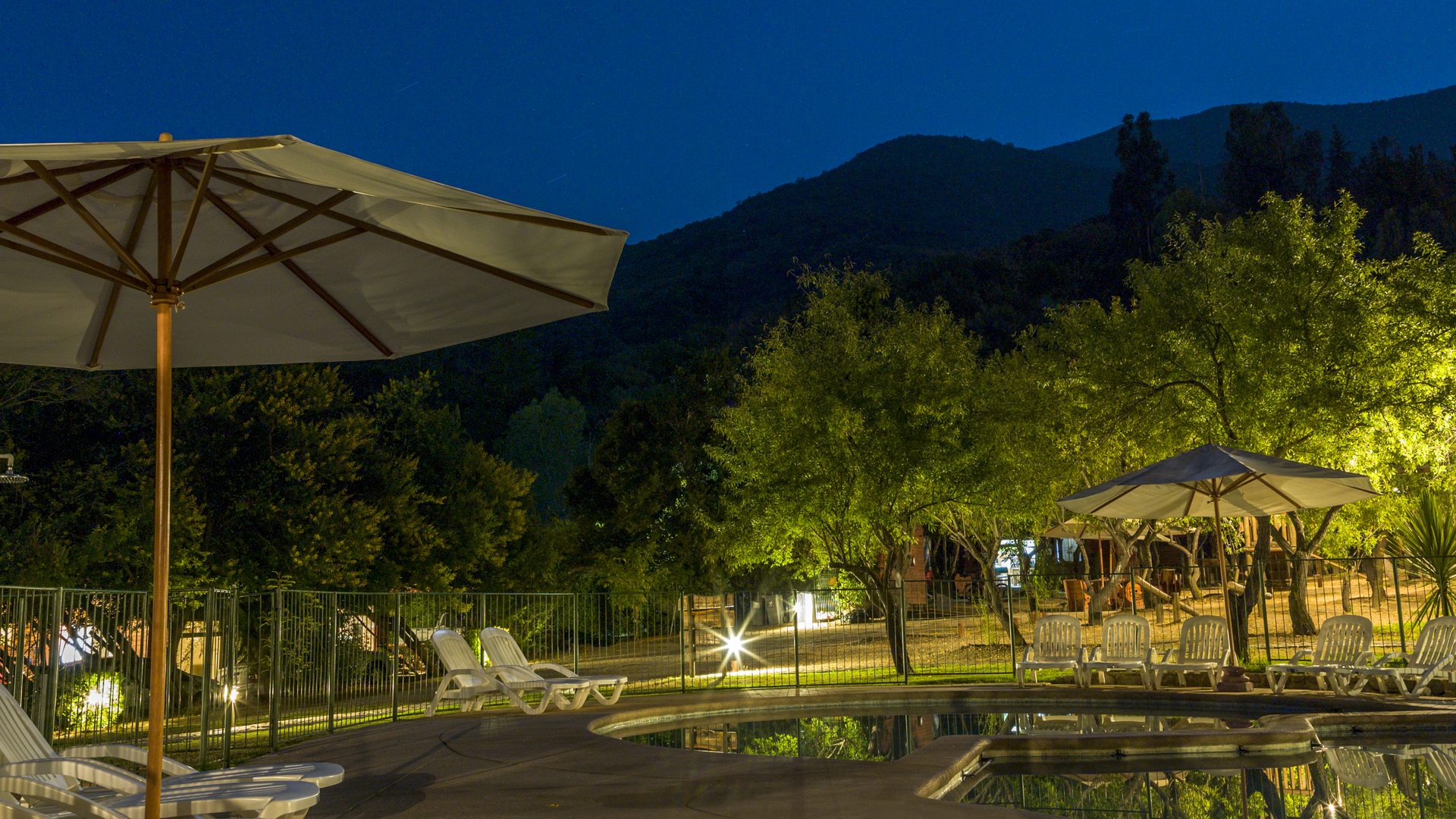 Lodge Olmué Natura de noche con el Cerro La Campana al fondo