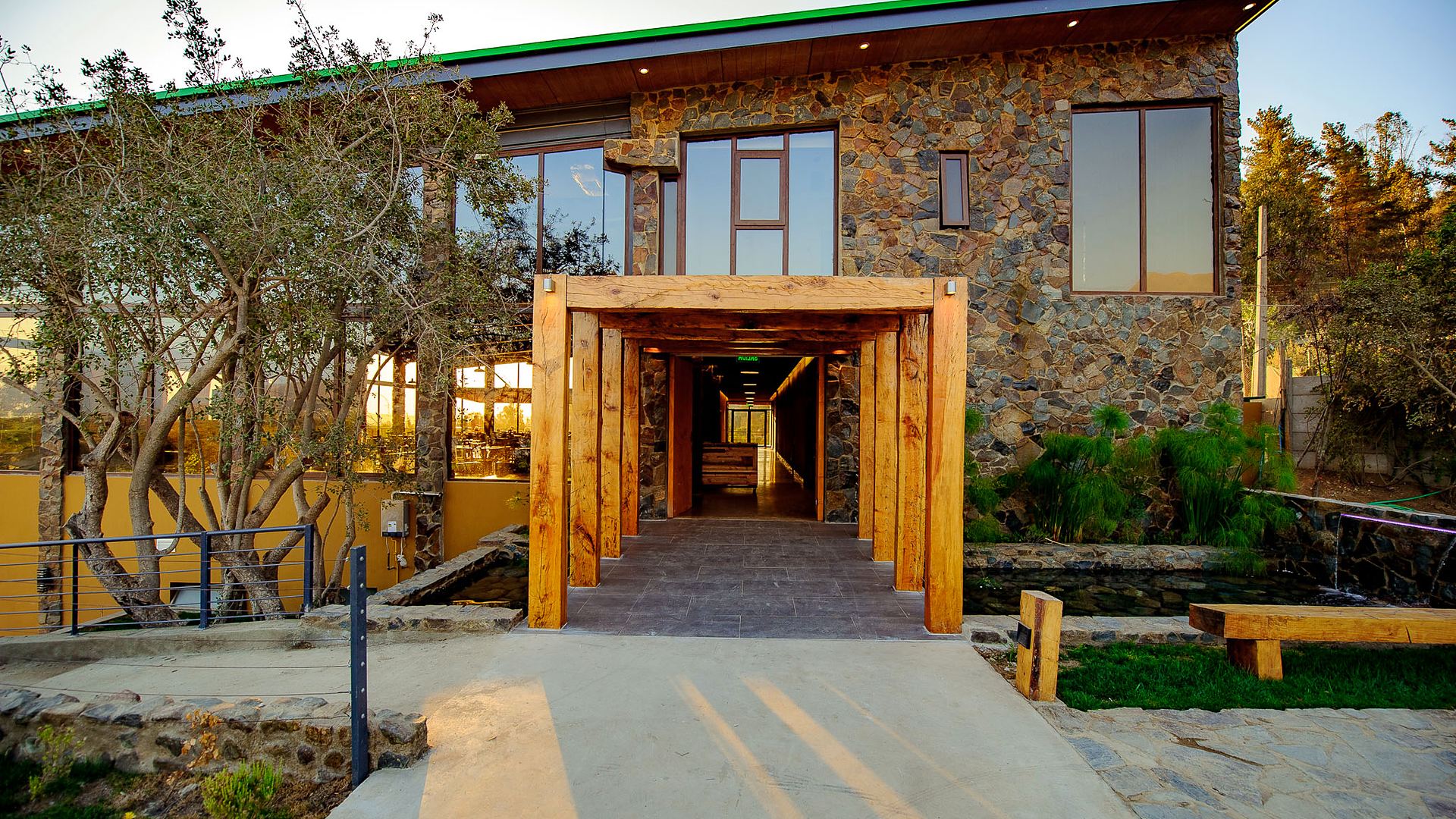 Entrada principal del lodge Olmué Natura iluminada al atardecer
