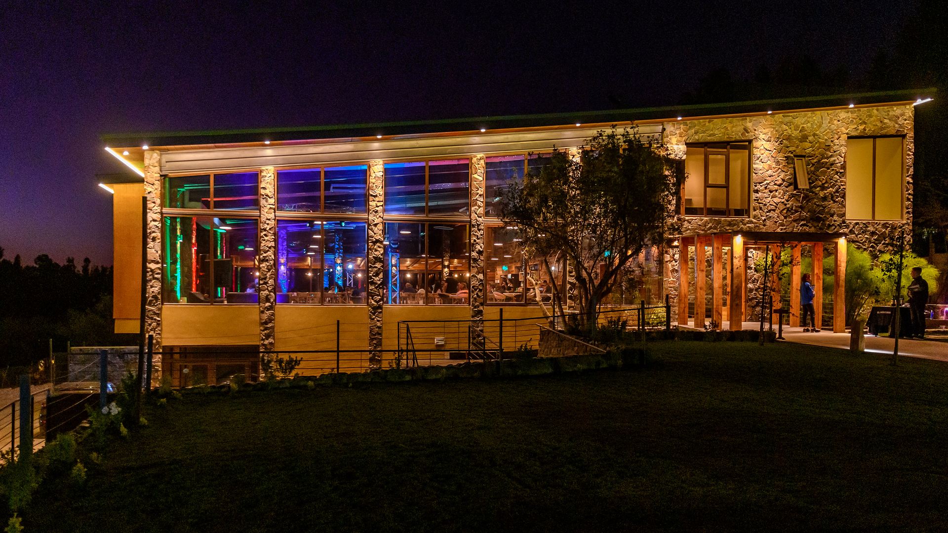 Fachada iluminada del restaurante de Olmué Natura al anochecer, Valle de Olmué
