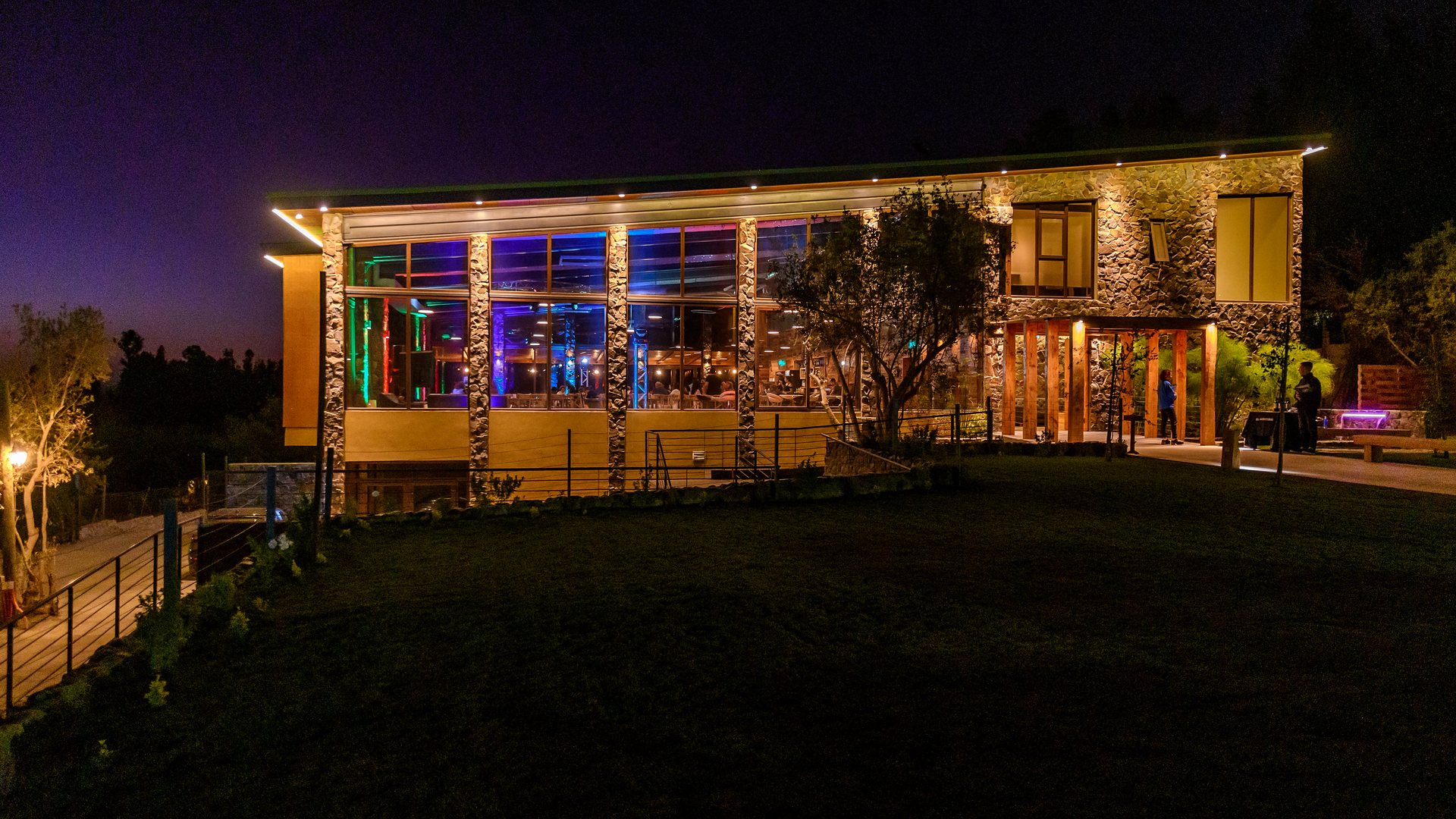 Fachada iluminada del restaurante de Olmué Natura al anochecer, Valle de Olmué