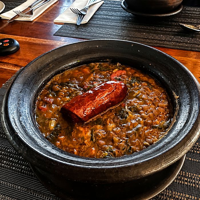 Cazuela chilena servida en olla de greda en el restaurante de Olmué Natura