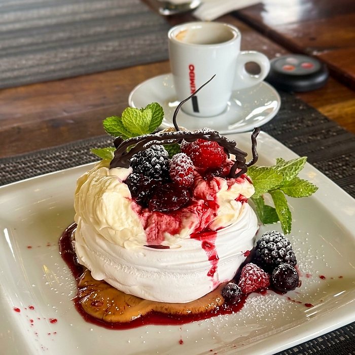 Pavlova con frutos rojos y café del restaurante de Olmué Natura