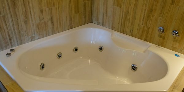Baño con jacuzzi de hidromasaje de la Suite Picaflor en el lodge Olmué Natura