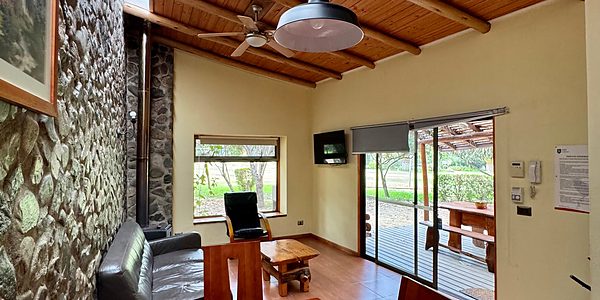 Living comedor de cabaña en Olmué Natura con techo de madera