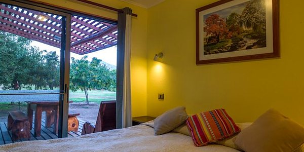 Dormitorio de cabaña en Olmué Natura con salida directa a la terraza y el jardín