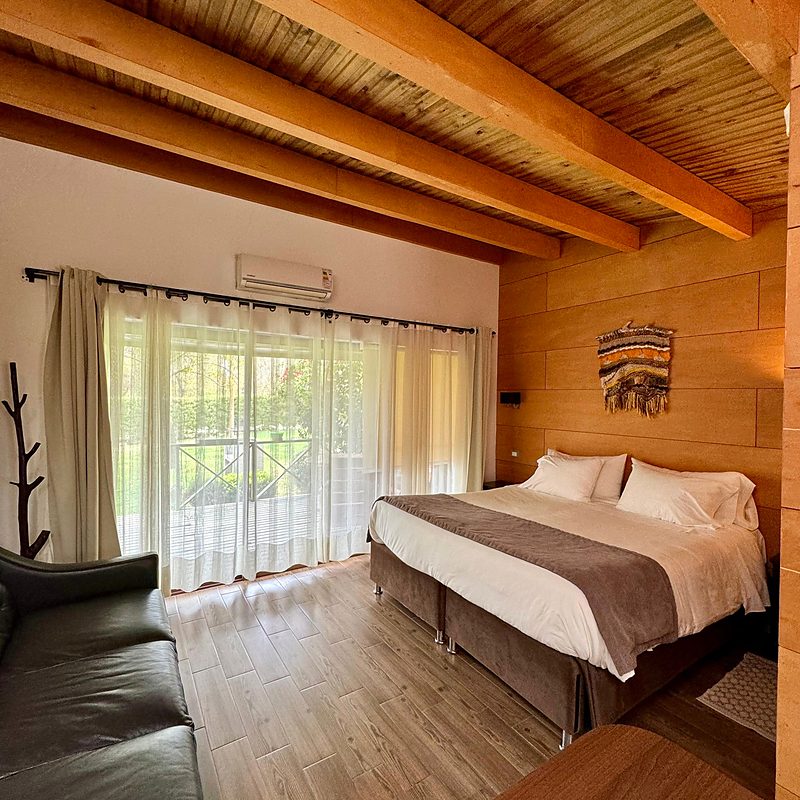 Suite de Olmué Natura con cama king y ventanal al jardín