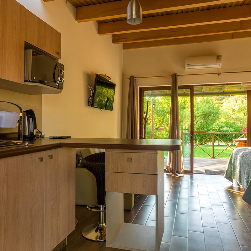 Suite de Olmué Natura con kitchenette y ventanal a las áreas verdes