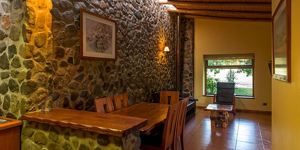 Interior de cabaña de Olmué Natura para estadías de adultos mayores