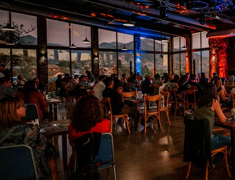 Salón versátil de Terra Viva con vista a la cordillera para eventos corporativos