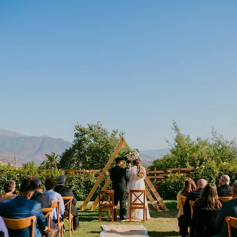 Ceremonia de matrimonio al aire libre con vista a los cerros de Olmué