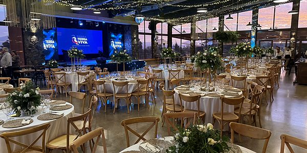 Salón de eventos montado para el banquete de un matrimonio en Olmué Natura