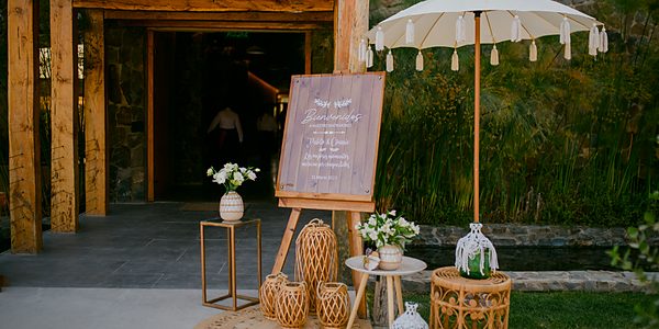 Rincón de bienvenida al aire libre para el cóctel de matrimonio en Olmué Natura