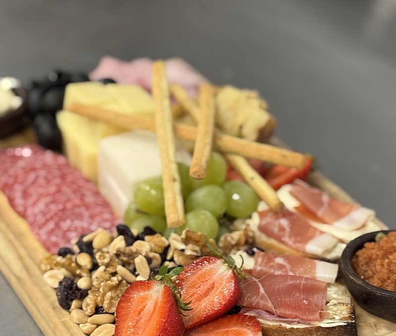 Tabla de quesos, charcutería y frutas del restaurante de Olmué Natura