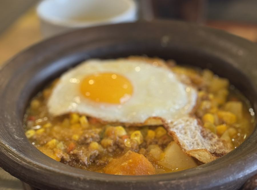 Plato de fondo de cocina regional con huevo frito en el restaurante de Olmué Natura