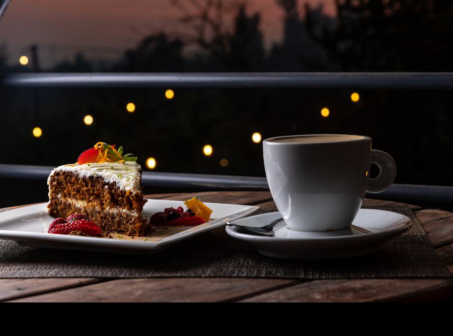 Torta de zanahoria con berries y café en el restaurante de Olmué Natura al atardecer