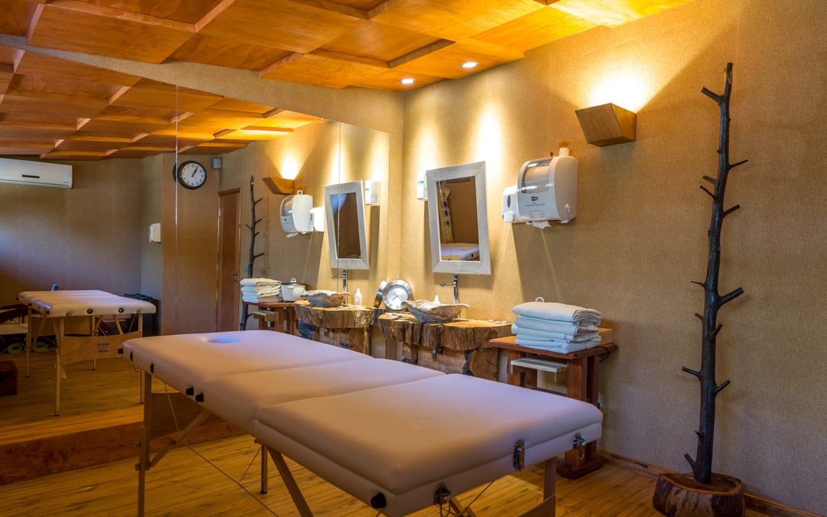 Sala de masajes privada del spa de Olmué Natura, con camillas y ambientación de madera