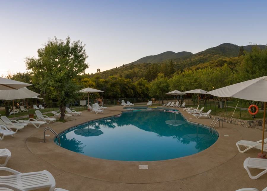 Piscina exterior del spa de Olmué Natura con vista a la cordillera