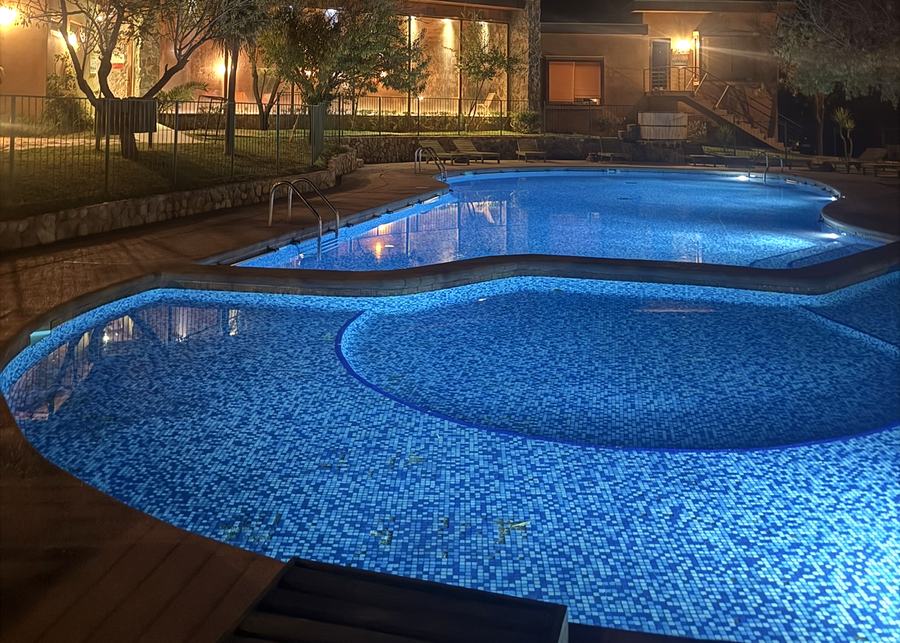 Piscina exterior del spa de Olmué Natura iluminada de noche