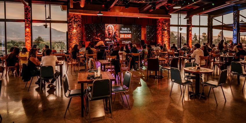 Salón de Terra Viva con mesas dispuestas para un evento privado en Olmué