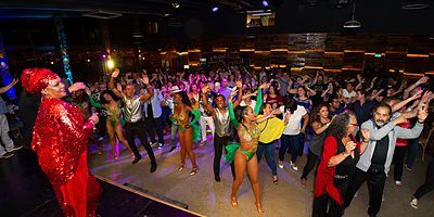 Bailarines en una noche temática en Terra Viva, Valle de Olmué