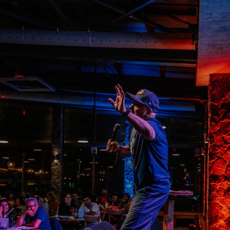 Comediante en vivo con iluminación de escenario en Terra Viva Olmué