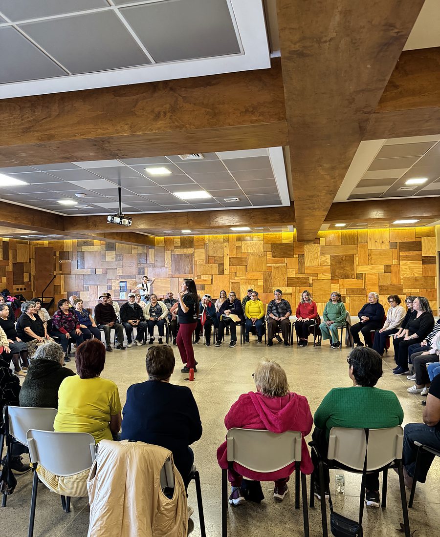 Adultos mayores en círculo durante un taller en Olmué Natura, Valle de Olmué