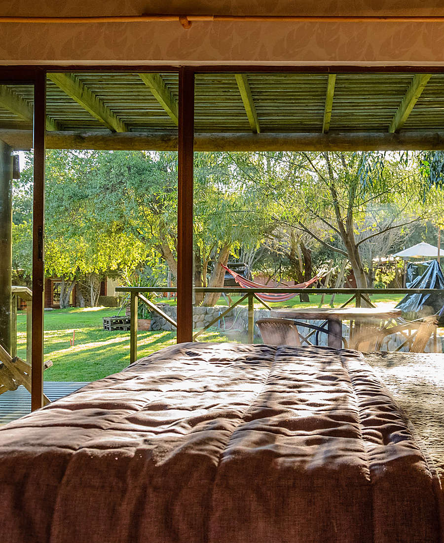 Habitación de Olmué Natura con ventanal abierto a los jardines del Valle de Olmué