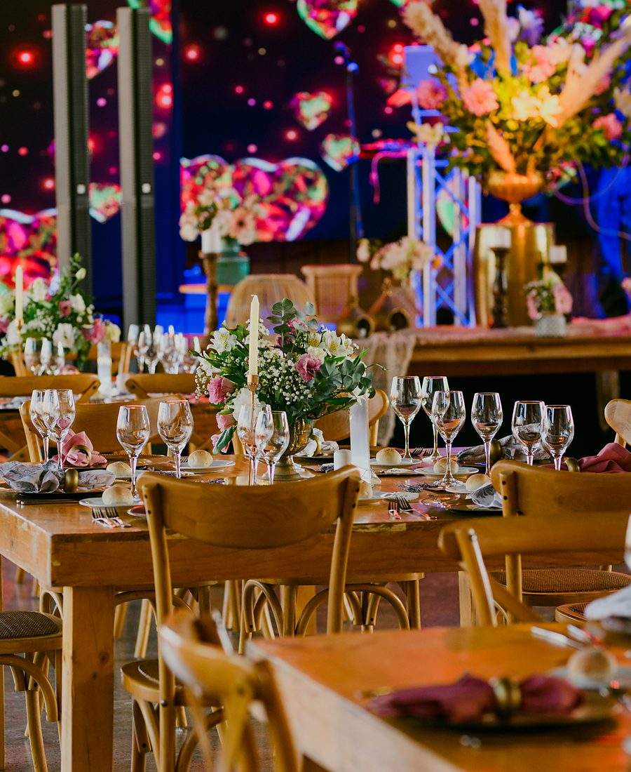 Mesa de banquete montada con flores para un matrimonio en Olmué Natura