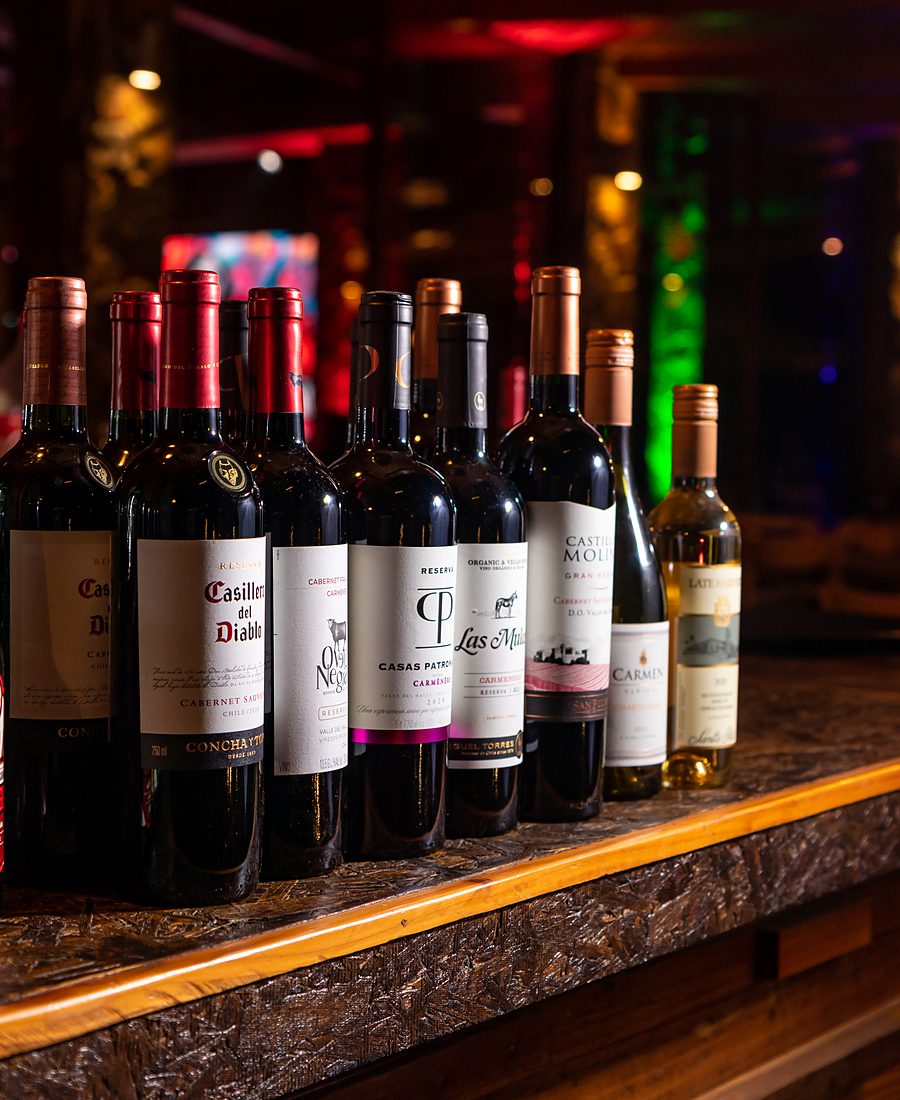 Selección de vinos chilenos en la barra del restaurante de Olmué Natura